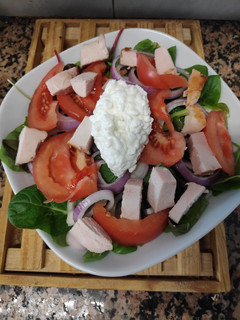 Una foto de Ensalada de brotes con pollo y queso cottage