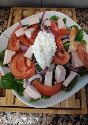 Una foto de Ensalada de brotes con pollo y queso cottage
