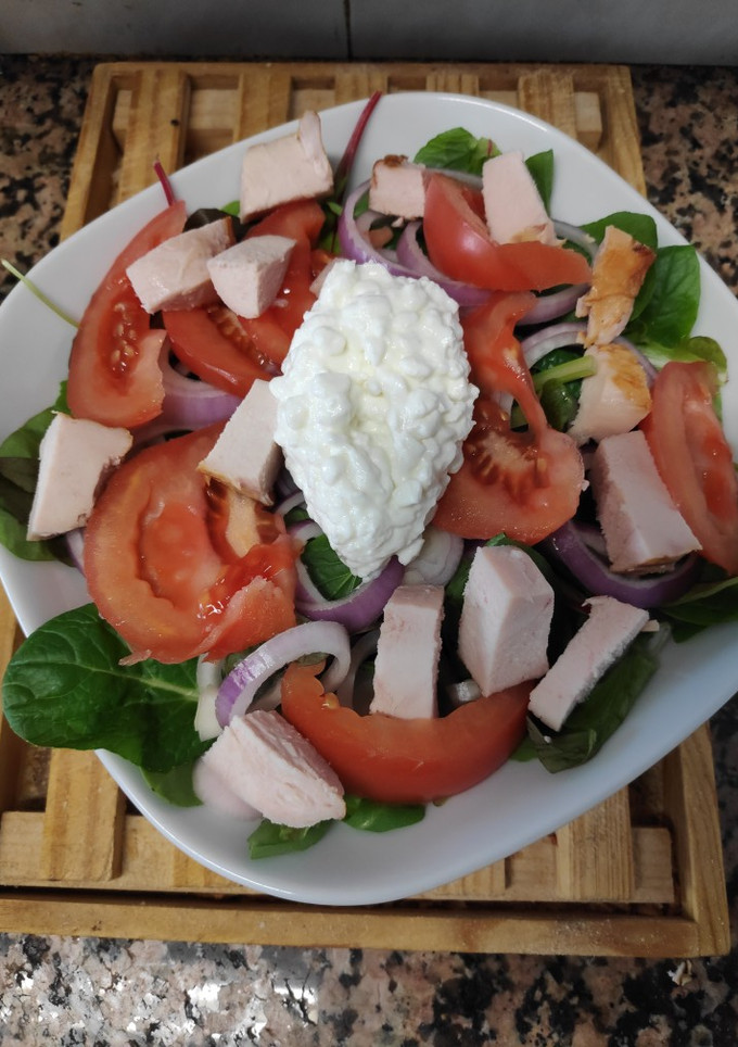 Una foto de Ensalada de brotes con pollo y queso cottage