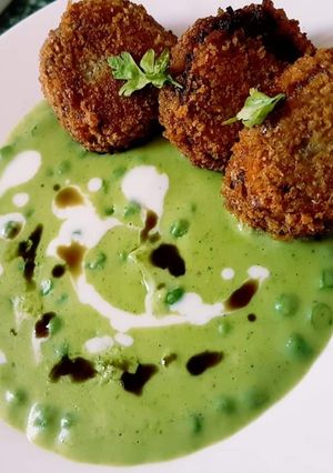 Mentás zöldborsófőzelék rántott hurkával recept fotója