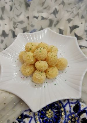 कोकोनट लड्डू (Coconut ladoo recipe in Hindi) रेसिपी मुख्य फोटो