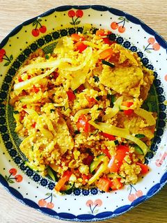 蔬菜炒咖哩豬肉佐北非小米 的食譜成品照片