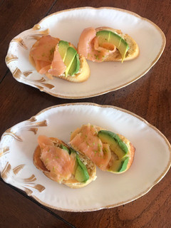Una foto de Tapas de salmón con aguacate ©
