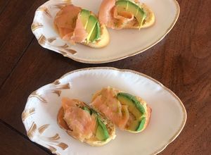 Una foto de Tapas de salmón con aguacate ©