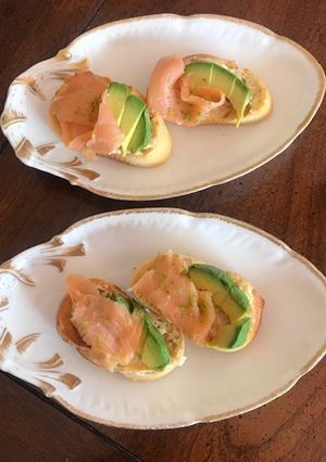 Una foto de Tapas de salmón con aguacate ©