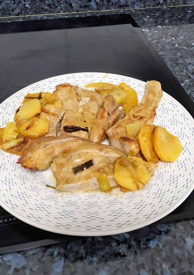 Una foto de Secreto de cerdo ibérico. Al horno, con patatas