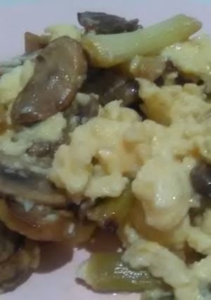 Foto principal de Revuelto de champiñones y ajos tiernos