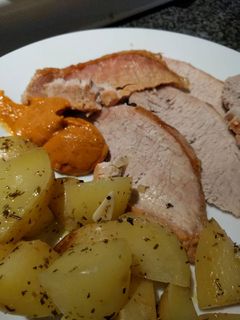 Una foto de Lomo a la sal con patatas provenzal y salsa romesco