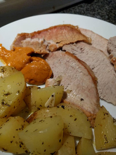 Una foto de Lomo a la sal con patatas provenzal y salsa romesco