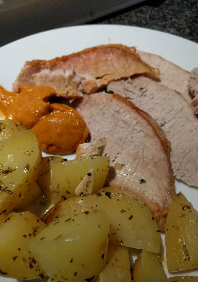 Una foto de Lomo a la sal con patatas provenzal y salsa romesco
