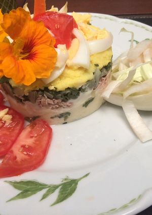 Una foto de Causa limeña atún y acelga