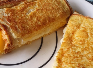 Una foto de Sánduche de queso y huevo