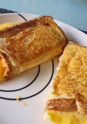 Una foto de Sánduche de queso y huevo