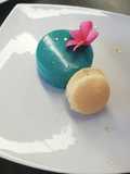 Mousse con glaseado espejo y jelly decorado con macarrones