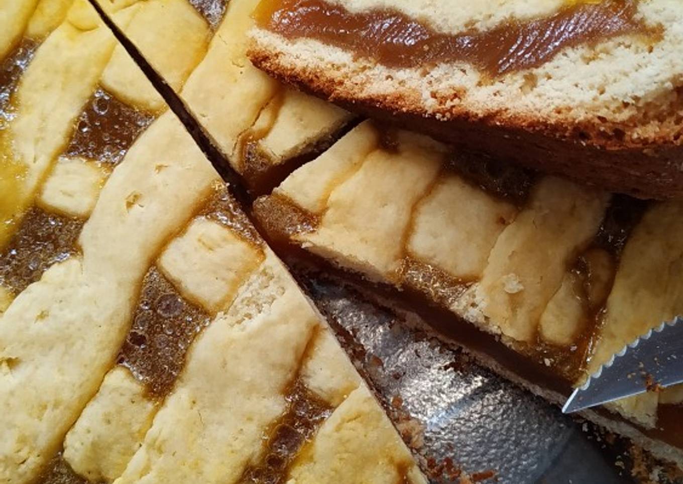 Pasta frola sin gluten de batata en sartén letra e