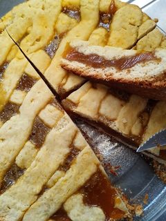 Una foto de Pasta frola sin gluten de batata en sartén letra e