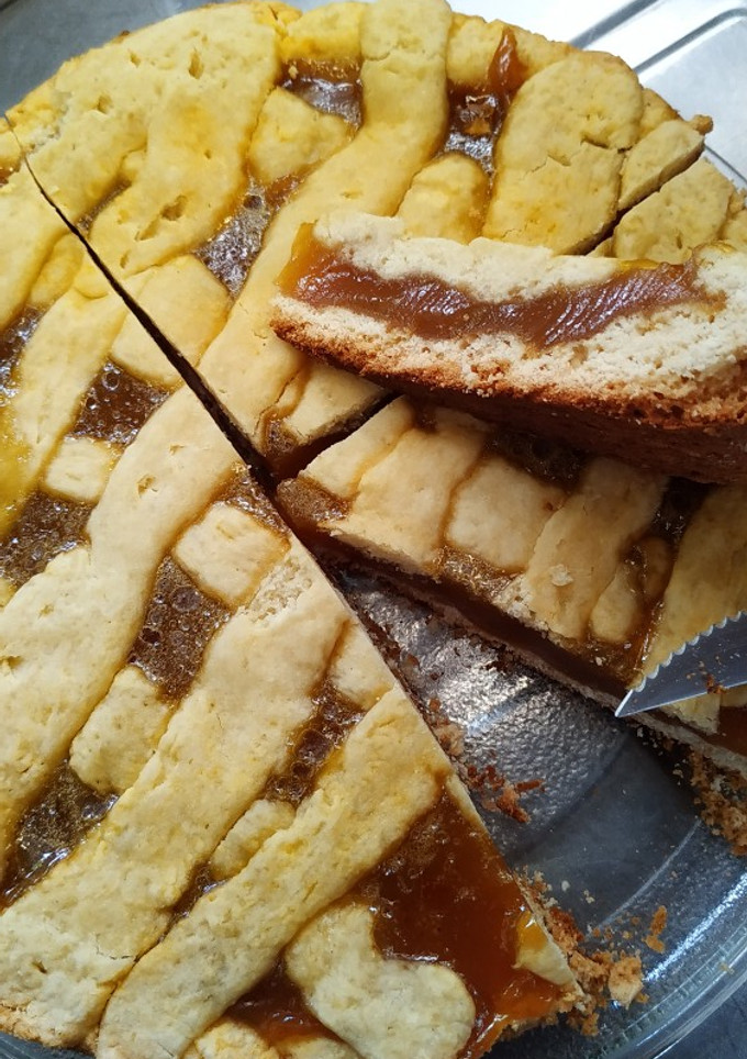 Una foto de Pasta frola sin gluten de batata en sartén letra e