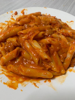 Una foto de Macarrones con carne picada, tomate y queso de cabra
