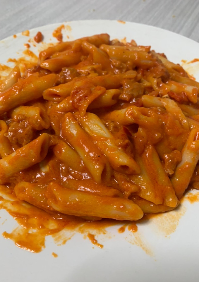 Una foto de Macarrones con carne picada, tomate y queso de cabra