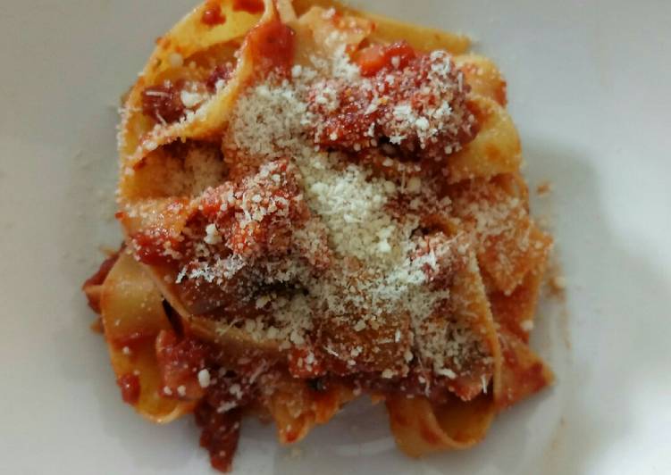 Step-by-Step Guide to Prepare Quick Pappardelle al ragù di salsiccia e funghi