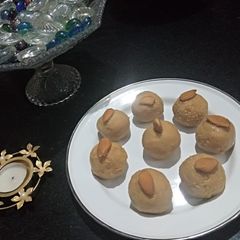 A picture of Besan ke ladoo.