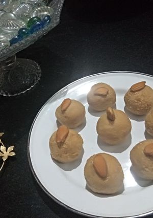 A picture of Besan ke ladoo.