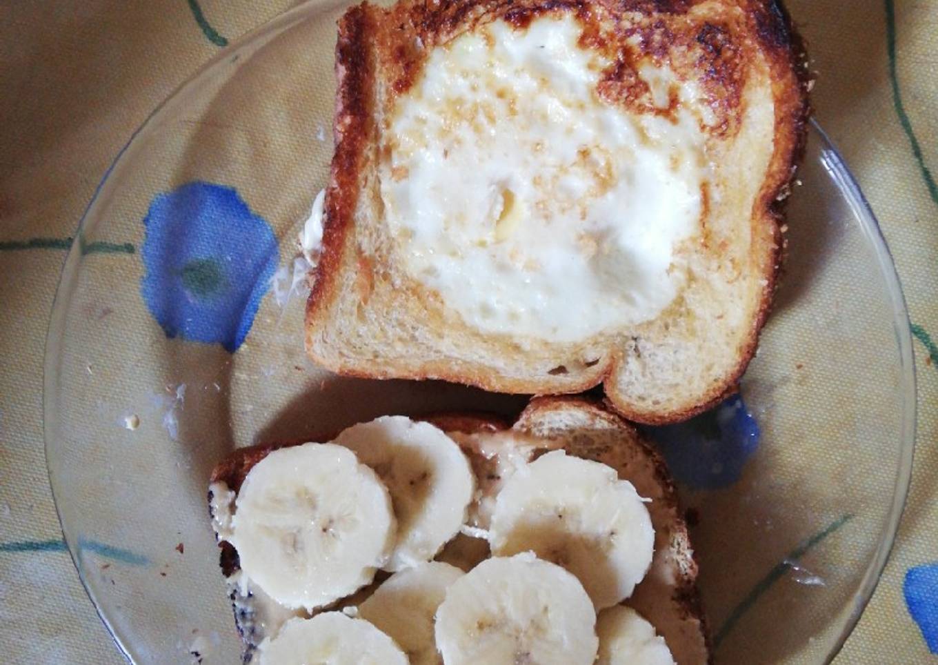 Desayuno rápido y sencillo (Huevo en canasta y Pan con maní)