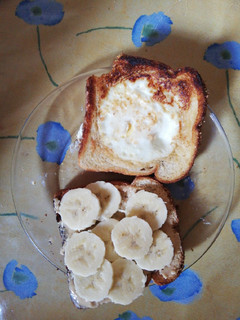 Una foto de Desayuno rápido y sencillo (Huevo en canasta y Pan con maní)
