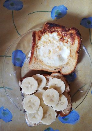 Una foto de Desayuno rápido y sencillo (Huevo en canasta y Pan con maní)