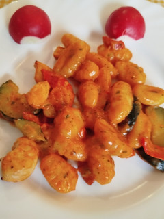 Una foto de Gnocchi o Ñoquis de patatas con pollo y verduras congelado o fresco