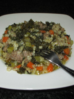 Una foto de Carne picada con col kale y arroz
