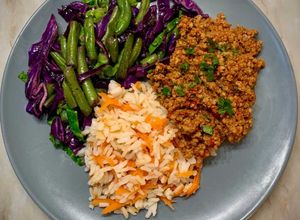 Foto de Carne de soja Vegan com legumes salteados