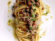Una foto di carne macinata pasta ragù