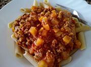 Una foto de penne boloñesa