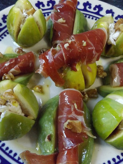 Una foto de Higos con queso, jamón y nueces