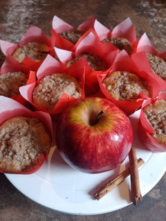 Una foto de Magdalenas de manzana con crumble