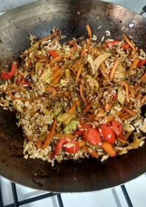 Una foto de Wok de verduras con arroz integral
