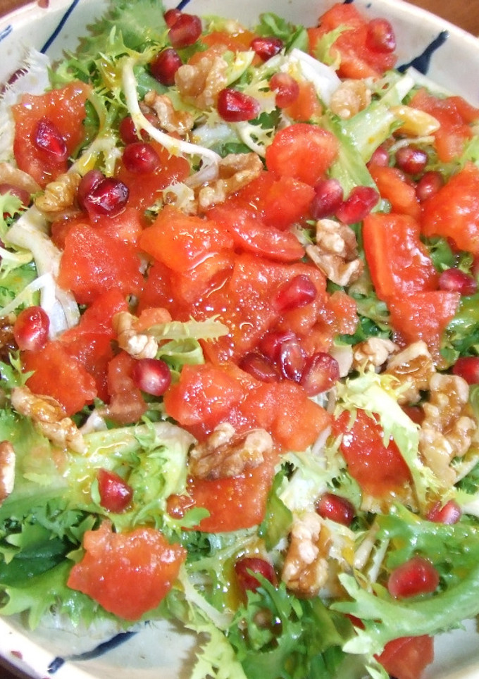 Una foto de Ensalada de escarola y granada con vinagreta de cúrcuma