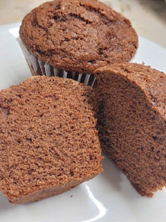 Una foto de Muffins de chocolate y muffins de chocolate y frutos secos