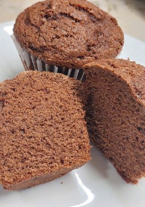 Una foto de Muffins de chocolate y muffins de chocolate y frutos secos