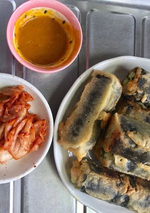 Hình của món Kimbap chiên bột nguyên liệu cũ, công thức mới >> mùi vị lạ.