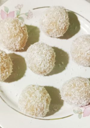 आलू और नारियल के लड्डू (aloo aur nariyal ke ladoo recipe in Hindi) रेसिपी मुख्य फोटो