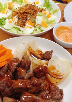Hình của món Bò aukobe lúc lắc sốt tiêu đen.