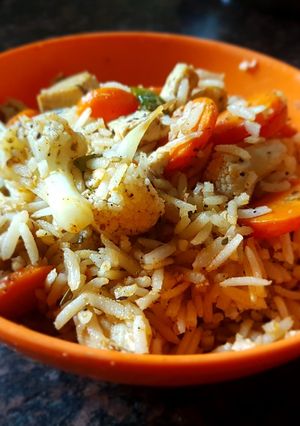 A picture of Fried brown rice with tofu.