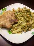 Chuleta de Cerdo & Fetuccini con Pesto de Cilantro y Garbanzos