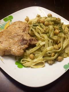 Una foto de Chuleta de Cerdo & Fetuccini con Pesto de Cilantro y Garbanzos