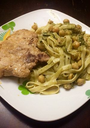 Una foto de Chuleta de Cerdo & Fetuccini con Pesto de Cilantro y Garbanzos