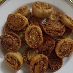 A picture of Bhakherwadi (pinwheel Masala wadi).