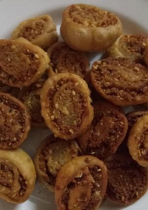 A picture of Bhakherwadi (pinwheel Masala wadi).