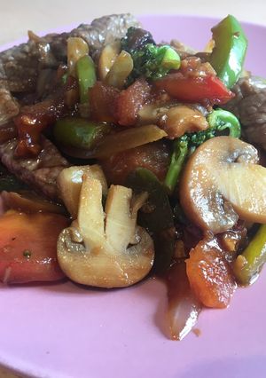 Una foto de Carne oriental con verduras